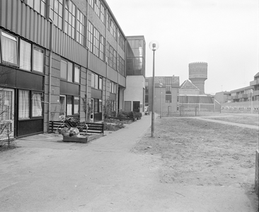 884795 Gezicht op de aan het binnenterrein gelegen gevel van de tot appartementencomplex verbouwde voormalige Drukkerij ...